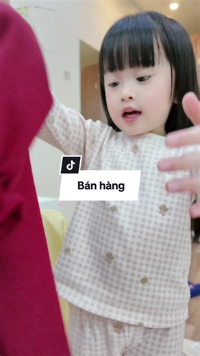 Khi bạn đam mê bán hàng😂😆 Mẹ đang quay pass đồ nhảy vào giới thiệu luôn các bác ạ #EmbeDauDau #embedangyeu #mevabe #mebimsua #xuhuong