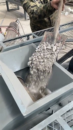 Double-roller sand making machine,adjustable output particle size from 0-5 mm.#Rollsandmakingmachine