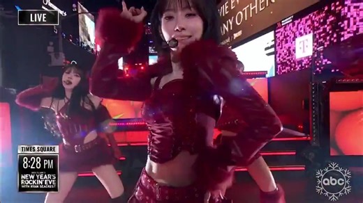 173K views · 8.7K reactions | LE SSERAFIM presentando “SPAGHETTI” y “CRAZY” en Times Square para New Year’s Eve Rockin’ Eve | Manu | Facebook