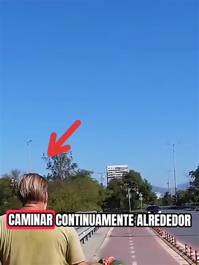 ¡La primera persona que camina alrededor del mundo sin medios de transporte finalmente llega a su país después de 28 años! 😳