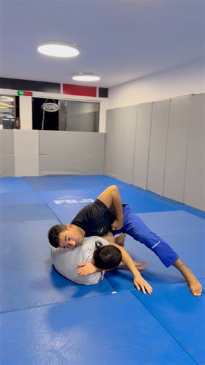 💣 Darce Choke from Side Control – Charles “Do Bronx” Style 🟡🔥 From side control, slide your arm deep under the neck, trap the far arm, and connect your hands palm to palm — squeeze, walk your hips forward, and watch the tap come fast. Smooth, tight, and surgical — just like Charles Oliveira. 👑🇧🇷 Oss! 🥋 #DarceChoke #CharlesOliveira #BJJ #Submission #JiuJitsu #MMA #Grappling #OSS #BJJLifestyle #BrazilianJiuJitsu #deividdias_bjj | deividdias_bjj