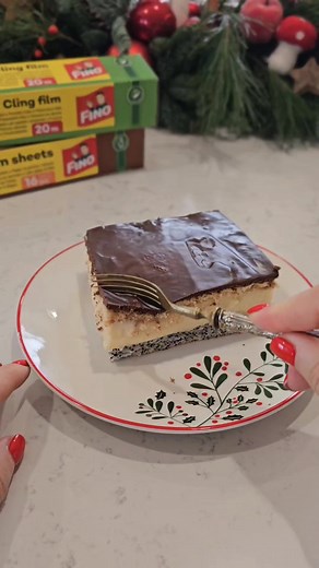 Prăjitura Tosca – blat cu mac, cremă de vanilie și glazură de ciocolată #visparadis! 🤤 Pentru al treilea an consecutiv, împreună cu Fino, vă reamintim de deserturile copilăriei 🤗 Anul acesta v-am pregătit 3 deserturi delicioase și un giveaway muuult mai mare decât anul trecut. Darnic moșul Fino 🎁😉. Mai jos vă las rețeta și vă îndemn cu drag să o faceți. Este senzațională! Ingrediente (pentru o tavă de 35/25 cm): Pentru blat: 8 albușuri, un praf de sare, 200 g zahăr, 80 g semințe de mac, 80 g