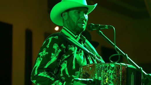 El General Y El Sargento - Leonel El Ranchero(En Vivo) Disponible ya el nuevo álbum de Leonel El Ranchero "El Afortunado": https://play.elcorridotv.com/wv5x ---- Letra ---- En un pueblito olvidado hay una tumba escondida que nadie ha visitado aunque parezca mentira de un general retirado voy a contarles su vida. Mas de Leonel El Ranchero: Sigue a Leonel El Ranchero: - Facebook: https://www.facebook.com/titanrecordsmx - Instagram: https://www.instagram.com/titanrecordsmx - Tiktok: https://www.tik