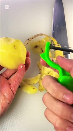 This Is the RIGHT Way to Peel Potatoes ✅#food #foodshorts #kitchen #cooking