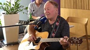 „Vostrá, blbá, veselá, šikovná,“ vypočítává Petr Janda ve Dvojce u piana pracovní názvy svých písniček. Jen dva dny po svých 80. narozeninách vystoupil s Pavlem Březinou v hudební talkshow Jiřího Holoubka před publikem Radiocafé Vinohradská 12. Poslechněte si „unplugged“ hity Olympiku i písně z jeho sólových alb jako Osmý den, Bon soir mademoiselle Paris, U starýho hrocha, Otázky, Okno mé lásky... Vše tady: https://rozhl.as/petrjandaupiana | Český rozhlas Dvojka