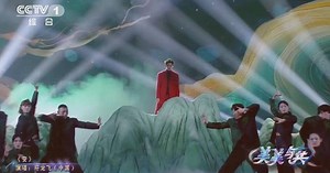 Chinese singer lights up stage by blending traditional Chinese style with rap