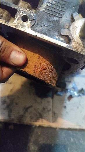 Removing the cylinder liner:Cylinder liner