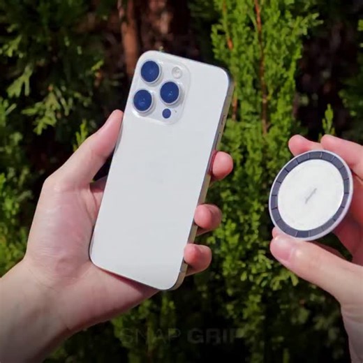 🚨#NEW OhSnap! - Snap Grip 5 is here! #超薄手機支架 #雙面磁力設計可將手機磁在任何金屬上 大受歡迎的Snap Grip 推出全新第5代，新版不再需要用吸盤貼紙貼，亦能做到將手機磁在任何金屬或MagSafe配件上，移除時都不會出問題，換手機殼時方便得多！一個3mm厚的小圈，已能做到為用家提供多種握持手勢及用作手機支架，相信最吸引用家的就是用了它雙面磁石的設計，你可把手機磁吸在冰箱或健身器材等金屬上使用，或是磁在就近的金屬上方便拍攝等等，喜歡這種多功能輕薄配件的你，超值得一試啊。 舊版Snap Grip4正在減價優惠中，Snap Grip 4雖然需要使用貼紙，但優點是更薄而且能安裝後同時無線充電，如果你喜歡不用拆Snap Grip就能直接無線充電的話，可以趁減價入手更多顏色了！ Grip it. Spin it. Kick it. Stick it. Swap it. Pocket. Use Snap Grip 5 as a one or two finger grip with full 360° rotation, kick it into a 