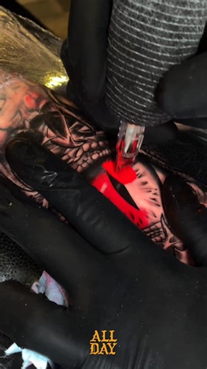 Rellenando con tinta roja 🔴 #tatuajes #tattoos #tattoo #tattooideas #fypシ | All Day