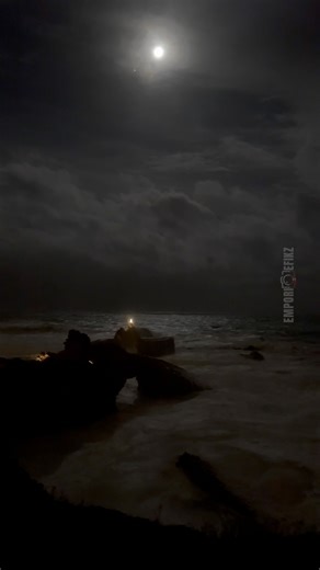 Biarritz - Cette nuit, la lune et Jupiter au dessus du Rocher de la vierge dans la tempête 🌝🌊 #cotebasque #ocean #moon #biarritz | Simon Bourgoin