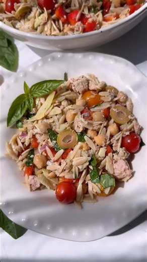 This Mediterranean Orzo Salad Keeps Me Full for Hours