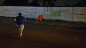🚨🚨JOVEN YUCATECO PONE EN RIESGO SU INTEGRIDAD TRAS ENCENDIDO DE "AÑO VIEJO" 🚨🚨 Ub video que circula en redes sociales, evidencia al peligro en el que un joven estuvo expuesto durante el encendido del "año viejo". Por fortuna, el masculino pudo salir ileso y todo quedó en susto, sin embargo no han faltado las críticas por el uso de estos muñecos con pirotecnia adentro. | El Faro Yucateco