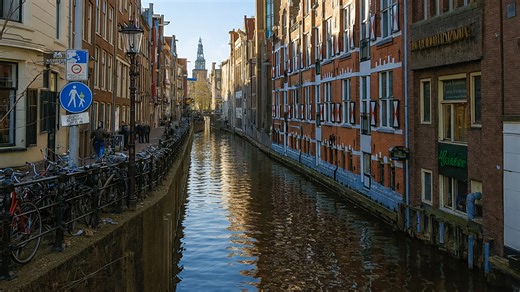 A bright winter walk along Amsterdam canals