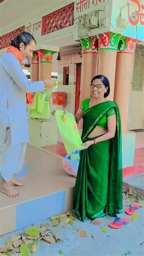 Meri Maa Apne hathon se pandit Ji ko Dan karte hue#please subscribe my channel 🙏🙏