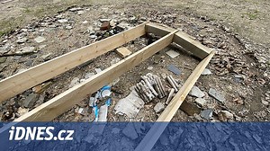 Vandal zničil unikátní dřevěné posezení u ohně navržené libereckými studenty - iDNES.cz