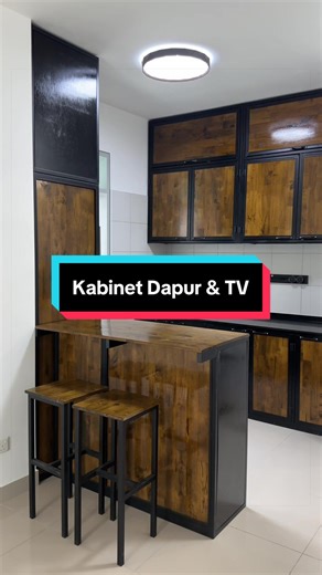 Kabinet Dapur & Kabinet TV ⚒️ Menggunakan warna “German Oak” pada kayu 😁 Topping untuk dapur Quartz Stone 👍🏻 Dua set bangku kerusi dan table bar 😁 Berminat boleh hubungi admin untuk sebarang pertanyaan dan tempahan 🫶🏻 #kabinetdapur #kabinet #kabinettv #kitchen #industrialdesign