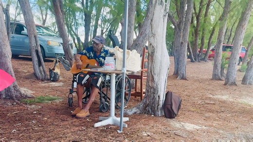 Dr Seabreeze is bringing that Christmas spirit to the beach. Hope you are having a wonderful Christmas season! 😊🧑‍🎄 | Lisa Robertson