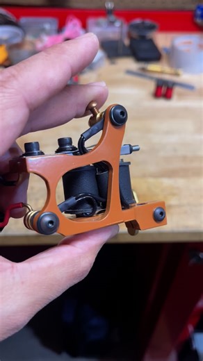 Mini “little d” sharpie liner perfect for traditional work. Comes in a coral powder coat with black gaffers hand wound coils. $225 shipped in the U.S. or $255 shipped worldwide #nrts #nrtsmachines #hechoamano | NRTS Tattoo Machines