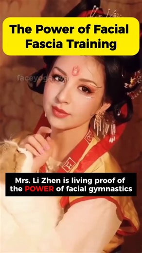 Eva | Face Yoga Expert on Instagram: "🧬 𝗙𝗮𝗰𝗶𝗮𝗹 𝗔𝗴𝗲 𝗥𝗲𝘄𝗶𝗿𝗲: 𝟱 𝗠𝗶𝗻𝘀 𝗮 𝗗𝗮𝘆 = 𝟱 𝗬𝗲𝗮𝗿𝘀 𝗢𝗳𝗳 𝗬𝗼𝘂𝗿 𝗙𝗮𝗰𝗲 Mrs. Li Jen proves it. She’s 45 — but her face didn’t get the memo. We’re used to thinking aging means: 🧪 Fillers 💉 Botox 🔪 Surgery But this woman does none of that. Instead, she trains her fascia every morning with 5 ultra-simple movements. 📍 Under-eye drainage 📍 Jawline release 📍 Cheek lift 📍 Temple tapping 📍 Neck stretch She’s living proof that the