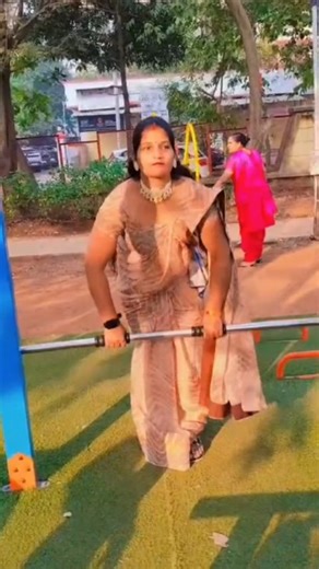 Saree biceps flex | Saree mein Workout 💪🏻❤️ | Instagram