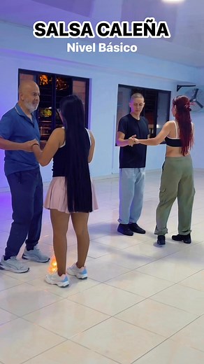 1.4K views · 2.1K reactions | Nivel básico salsa caleña nuestros estudiantes a  en clases grupales #fiebrelatina Fiebre Latina Escuela De Baile | Gustavo A. Collazos | Facebook