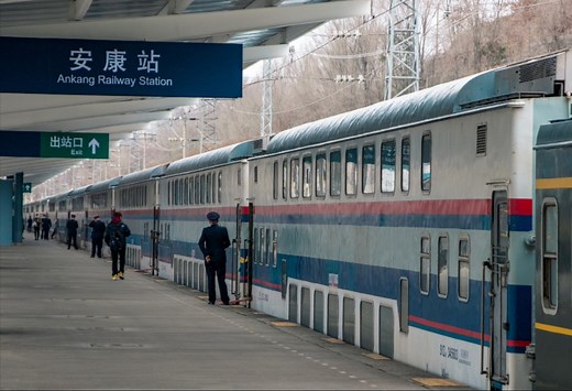 【原色双层】K1001次列车安康站出站 HXD3D S25K