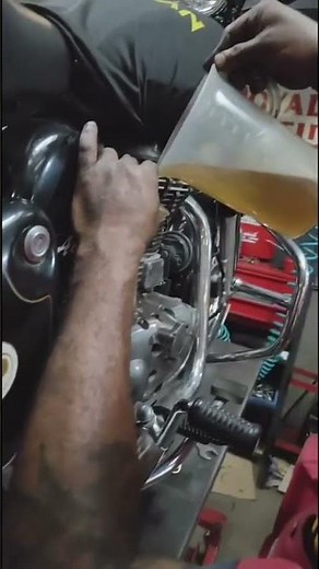 Royal Enfield Classic 350 Oil Change 🔥 | Things You MUST Check at Service Center! #royalenfield