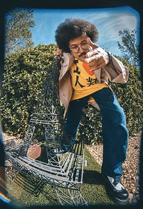 コーラ・ボーイ（Cola Boyy）『Prosthetic Boombox』アヴァランチーズやMGMTも交えた煌びやかなディスコ・ファンクの魅力 | Mikiki by TOWER RECORDS