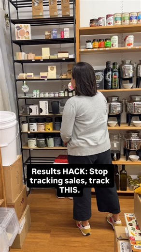 Most beginners quit because they only track Dollar Metrics. But in the first 90 days, your focus should be on Mindset Metrics. These are the early indicators of long-term success. ✨Track these instead: 1️⃣ Clarity Score: How clear are you on your ideal client this week (1-10)? 2️⃣ Skill Mastery: Did you learn and immediately implement one new skill (e.g. writing a meta description)? 3️⃣ Feedback Loop: Did you ask one person for honest feedback on your work? Focusing on these metrics gives you co