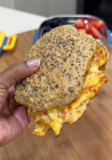 Esta es la mejor receta de pancito express para el desayuno o lonchera de tus hijos! Solo mezcla 3 cucharadas de avena en hojuelas, con 1 huevo, ½ cucharadita de polvo de hornear y una pizca de sal. Te debe quedar en esta consistencia. Lleva la mezcla a una sartén engrasada y si quieres agrégale por encima un poquito de ajonjolí. Deja que cocine a fuego mínimo unos 4 minutos por lado, y tendrás un pancito saludable y con una miga maravillosa, para tus desayunos, la lonchera o como snack para dis