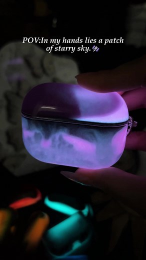 It glows in the dark BTW 😮😮 #airpod #case #tiktokshop #tiktokmademebuyit #TikTokShopSpringGlowUp