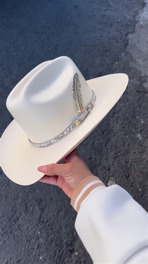 Sombrero Laredo con toquilla y tafilete en víbora de Python original.💸🎩 De lo más exclusivo en sombrero, ordena el tuyo.‼️📲 | Botas y monturas el malcreado
