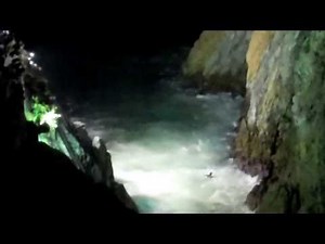 Death-Defying La Quebrada Cliff Divers in Acapulco, Mexico Night Diving
