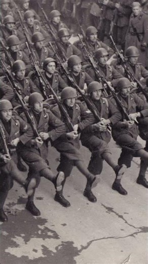 Carrara 1941 - Battaglione M in marcia