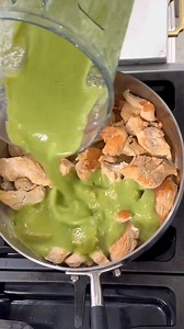 Pollo en crema de chile poblano, super facil de preparar! 2 pechugas de pollo 1 diente de ajo 1/4 de cucharadita de pimienta 1/2 taza de granos de elote 1/2 cebolla 1/2 cucharada de aceite para cocinar 3/4 taza de crema espesa, crema mexicana o yogur griego para una versión baja en grasa 1 taza de leche (puedes usar leche descremada para una comida más ligera) 3 chiles poblanos, asados y pelados 1 diente de ajo Un puñito de cilantro 1 taza de granos de elote 1/4 taza de queso Chihuahua, Manchego