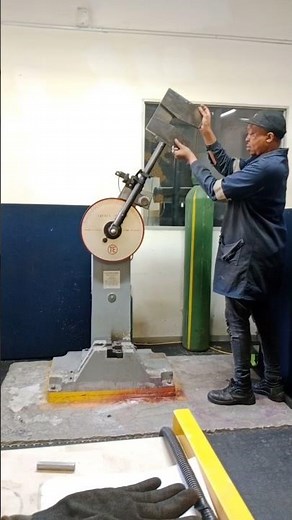 KERBSHLAGPROBE: FLEXION TOUGHNESS BAR TEST ON MOUTON PENDULE DE CHARPY, SWINGING HEAVY HAMMER