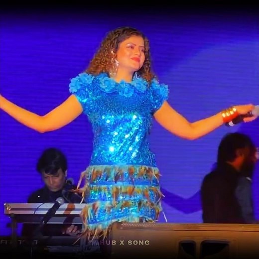Jal Beech Khada Hoee 🙏🎤 | Palak Muchhal Live Concert | #JalBeechKhadaHoee #PalakMuchhal #Shorts