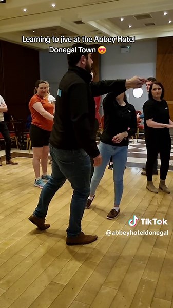 Brilliant to see everyone learning to jive with @JivinGym at the Abbey Hotel Donegal Town 😍 #IrishTikTok #fypviralシ #Donegal #Irishmusic #irishcountrymusic #jiving #jive