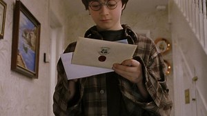 51K views · 256 reactions | W ubiegłym roku byliśmy w Warner Bros London Studio, gdzie można zobaczyć jak powstawał Harry Potter i było sporo pytań o to, jak zrobić list z Hogwartu dla swojego dziecka. W końcu przygotowałem instruktaż ;) Początek robienia listu w 1:28 :) Listy do pobrania znajdziecie tutaj: https://www.blogojciec.pl/dzieci/list-z-hogwartu-zrob-to-sam-diy-harry-potter/ PS. Mugole nie oglądają do końca ;) | Blog Ojciec | Facebook