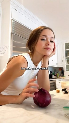 544K views · 406 reactions | For your Sunday reset  trust me, you won’t regret making these. ⁠ ⁠ Ingredients - red onions⁠ - red wine vinegar ⁠ - peppercorn ⁠ - bay leaves ⁠ - garlic ⁠ - honey ⁠ - salt ⁠ ⁠ #vleats #pickledonions #easyrecipe | Valeria Lipovetsky | Facebook