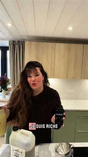 Je suis riche, je paye ma lessive moins de 0,20 centimes/litre ⬇️ 🤔 Le problème avec la lessive industrielle ? C’est un cocktail de parfums synthétiques, de conservateurs allergisants, de tensioactifs irritants parfois composés de pétrole, de colorants à gogo et de 100 autres trucs dégeulasses pour notre santé qui restera même après de très nombreux lavages dans nos vêtements donc en contact direct avec notre peau, nos muqueuses et qui sont renvoyés directement dans nos eaux usées, donc dans no