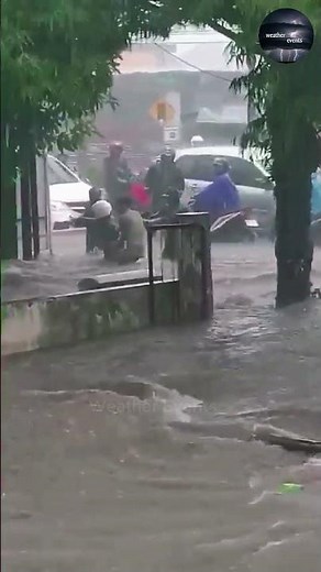 Disaster in Greece: Floods hit Githion, Laconia — Roads submerged, houses submerged!