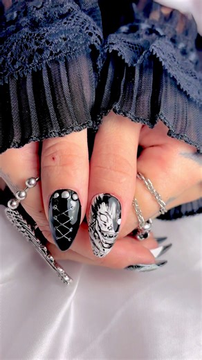 Blanco, negro y una historia que solo Happy Vanity podía convertir en arte. 💀 Inspiradas en Death Note, hechas con precisión y actitud. #HappyVanity #DeathNoteNails #uñasconestilo
