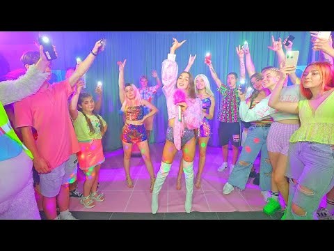 PRIMUL CONCERT AL DIANEI ÎNTR-O CASĂ DE ȚARĂ! Toți adolescenții sunt încântați!