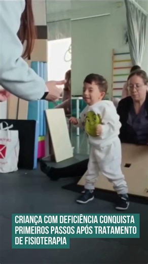 Criança com deficiência conquista primeiros passos após tratamento de fisioterapia! 😮😍