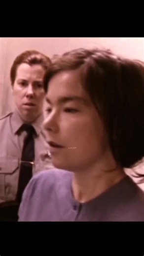 ‎مُحمد حاكم‎ on Instagram‎: "مشهد إعدام سلمى في فيلم راقص في الظلام من أبلغ ما صوّرته السينما عن القسوة والبراءة المهدورة. تُقاد سلمى، منهكة الجسد ، إلى منصة الإعدام، في ثوب بسيط يشي بطفولتها الداخلية أكثر مما يدلّ على جريمتها المزعومة. الأصوات في المكان جافة: وقع الأقدام، احتكاك الحديد، وصرير الحبال، كأنها إعلان رسمي عن انطفاء حياة. تظل الكاميرا لصيقة بوجهها، تكشف ارتعاش النظرات والدمعة المعلقة، بينما تحاول، في لحظة يأس أخيرة، أن تغني. غناؤها ليس أداءً فنياً، بل صرخة روح، تشبث بالحياة، ومقاومة 