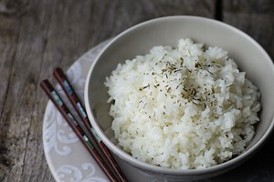 Cómo hacer arroz blanco al microondas: receta rápida de la guarnición por excelencia