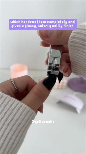 Gellaes vs traditional nail polish what’s the difference? 💅 Gellae’s salon-quality gel nail stickers are quick to apply, mess-free, and last up to 2 weeks without chipping. Unlike regular polish that takes forever to dry and chips in days, our gel nail stickers give you a glossy, long-lasting finish in minutes – no drying time needed. Perfect for at-home manicures that actually last. | Gellae