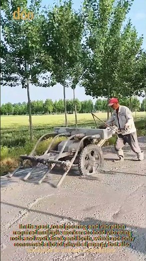 Self-propelled hydraulic concrete vibrator for road paving labor-saving construction