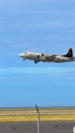 US Navy P-3 Orion takeoff #usnavy #p3 #aviation #hnlairport #planespotting